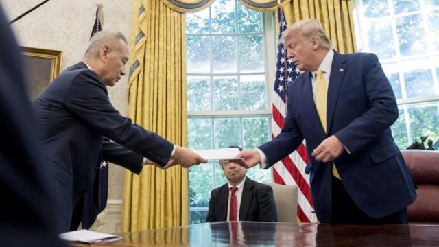 <b>După o nouă rundă de negocieri, SUA decide să amâne majorările de tarife pentru bunurile importate din China</b>Deși războiul comercial China-SUA continuă, iată că la orizont pare că lucrurile se mai liniștesc. Aflăm că în cursul zilei de ieri a fost purtată o nouă rundă de negocieri, Donald Trump declarând faptul că a încheiat un acord