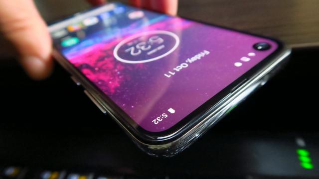 <b>Motorola One Action: Design familiar, alungit, bun de consum video şi jocuri</b>Teoretic Motorola One Action are cam acelaşi corp şi aceeaşi construcţie ca Motorola One Vision. De fapt este un telefon fabricat din plastic, care mi s-a părut o idee mai alunecos decât One Vision. Compensează prin husa oferită la pachet, care îi..