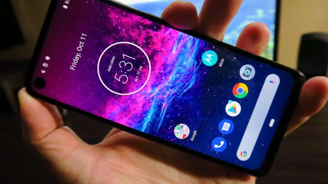 <b>Motorola One Action: Display OK, trece de 400 LUX</b>Motorola One Action vine cu acelaşi ecran ca Motorola One Vision în mare. Avem un panou IPS LCD de 6.3 inch, cu rezoluţie de 2520 x 1080 pixeli şi aspect 21:9. Formatul acesta alungit îl predispune la scroll-uri verticale comode şi vizionare video în..