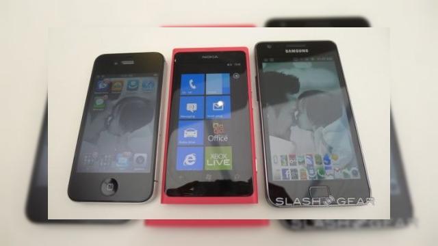 <b>Nokia Lumia 800 versus iPhone 4S și Samsung Galaxy S II: bătălia browserelor (Video)</b>Această săptămână a fost cu siguranță marcată de un eveniment desfășurat la Londra și anume Nokia World 2011, în cadrul căruia au fost anunțate oficiale primele terminale Nokia cu Windows Phone drept OS. Este vorba despre Nokia Lumia 800 și...