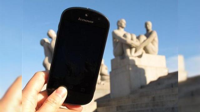 <b>Lenovo S2, un nou model Windows Phone neanunțat?</b>Dacă Acer și Fujitsu Toshiba au intrat pe piața Windows Phone, de ce nu ar face la fel și Lenovo? Ei bine, se pare că o astfel de inițiativă a prins deja contur, dacă ne luăm după imaginea de mai jos, care aparent reprezintă terminalul Lenovo...