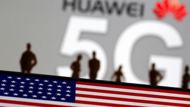 <b>Huawei negociază deja vânzarea de tehnologie 5G spre companii din SUA, după ce acum o lună și-a manifestat intenția</b>Acum o lună şi o săptămână scriam că Huawei ar vrea să îşi vândă business-ul 5G "la cheie" către o companie care nu e din Asia. Toate privirile erau evident aţintite spre SUA la auzirea veştii... Acum aflăm că au început deja negocierile.