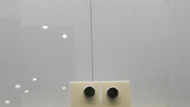 <b>Adio ecranelor cu reflexie de lumină? Tehnologia panourilor invizibile din sticlă ne salvează!</b>Dacă v-a enervat vreodată un telefon sau o tabletă prea glossy în secțiunea ecranului, se pare că problema a fost rezolvată. Nu este vorba despre un strat de plastic antiglare aplicat device-urilor, ci de o nouă tehnologie, ce ar putea fi inclusa...