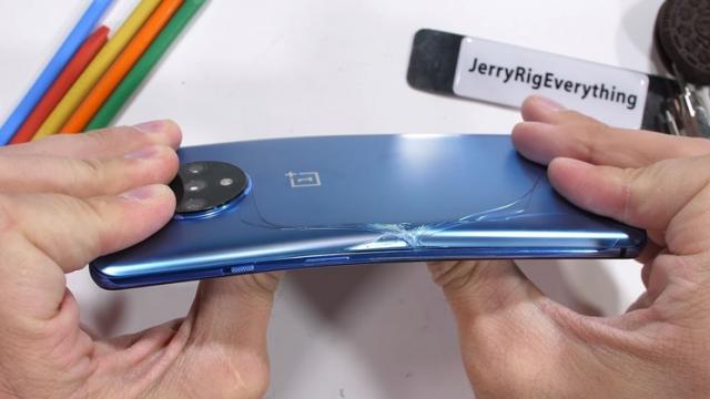 <b>OnePlus 7T nu e aşa rezistent cum credeam! JerryRigEveryThing îi dă daună în faţa camerei (Video)</b>OnePlus 7T s-a lansat la final de lună septembrie, dar iată că de abia acum a ajuns pe masa de teste a lui JerryRigEverything. Evident urmează şi "tortură" telefonului, pe bază de zgâriere, îndoire şi ardere cu bricheta