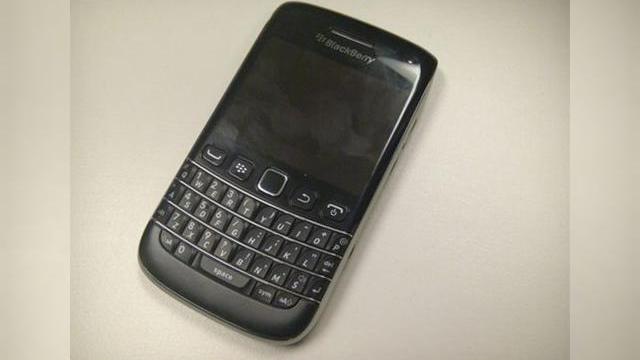 <b>Încă o imagine cu BlackBerry Bold 9790, tot nelansat deocamdată...</b>RIM are probleme grave cu scurgerile de informații, de vreme ce BlackBerry Bold 9790 a ajuns pe web sub formă de imagini de câteva ori până acum. De această dată imaginea de mai jos este furnizată de către o sursă a celor de la CrackBerry, care...