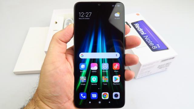 <b>Xiaomi Redmi Note 8 Pro: Hardware supracalificat pentru preţul plătit</b>Xiaomi Redmi Note 8 Pro ar fi un telefon bine dotat şi la 2000 de lei, dar la 1099 e chiar supradotat. Inaugurează procesorul de gaming MediaTek Helio G90T, dar aduce şi 6 GB sau 8 GB RAM, în vreme ce la stocare avem 64 sau 128 GB plus slot microSD.