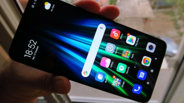 <b>Xiaomi Redmi Note 8 Pro: Display IPS LCD care nu mă face să duc dorul de OLED</b>Xiaomi Redmi Note 8 Pro are un display IPS LCD, dar sincer la puţin peste 1000 de lei eram şocat să văd un Super AMOLED. Partea bună e că avem un panou mare, de 6.53 inch, cu rezoluţie de 2340 x 1080 pixeli şi primim şi suport HDR. Aspectul este de..