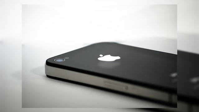 <b>Apple are 4% din piața telefoanelor... și 52% din profituri?!</b>Apple iPhone, cel mai celebru smartphone al ultimilor ani a reprezentat în trimestrul 3 al acestui an 4.2% din telefoanele mobile livrate în această perioadă. Dacă acest procent nu mira, ne șochează să aflăm că în schimb, Apple a obținut 52%...