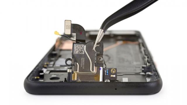 <b>Cum arată sistemul radar de control prin gesturi de pe Pixel 4? Disecția iFixit ne dezvăluie componenta</b>Una dintre noutățile pe care Google le-a adus pe flagship-urile Pixel 4 și Pixel 4 XL este reprezentată de către sistemul radard Project Soli, componentă redusă cu mult față de dimensiunile inițiale și a cărui rol este acela de a detecta gesturile 