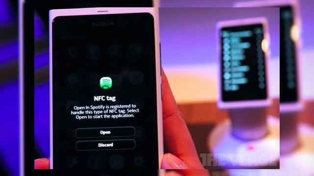 <b>Nokia N9 primește prima actualizare importantă pentru MeeGo: PR1.1 disponibil pentru download</b>Faimosul Nokia N9, despre care s-a vorbit foarte mult în ultima vreme a primit și prima sa actualizare software importanta. Este vorba despre PR1.1, actualizare pentru MeeGo, care în ciuda faptului că are zilele numărate, continua să evolueze pe...
