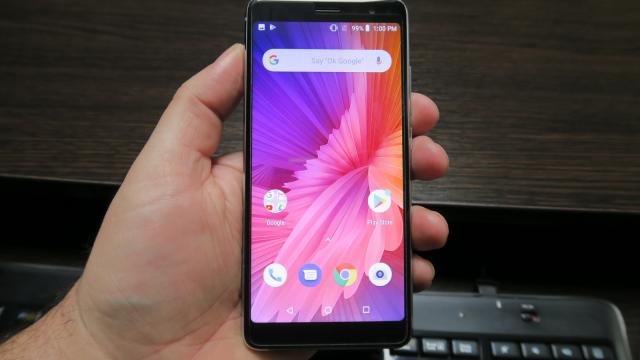 <b>iHunt Titan P6000 Power: OS, UI, aplicaţii de bază, nimic fistichiu</b>Experienţa software de pe iHunt Titan P6000 Power este una a strictului necesar. iHunt putea să pună lejer aici Android Go şi nu cred că se supără nimeni. Avem un Android Oreo full şi stock totuşi, cu clasicul multitasking carusel şi split screen.