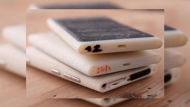 <b>Making of: cum a luat naștere Nokia Lumia 800 (Video)</b>Când analizăm telefoane și le facem reviewul, noi avem în fata produsul finit și rezultat a numeroase prototipuri care nu vor vedea vreodată lumina zilei. Ne-am întrebat de multe ori cum arătau machetele și schițele super-telefoanelor care ne...