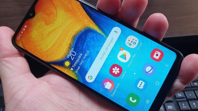 <b>Samsung Galaxy A20e: Acustică OK, cu un difuzor singular cu voce caldă</b>În general telefoanele Samsung midrange au livrat binişor pe partea de acustica şi nu prea am avut obiecţii, chiar şi când foloseam un Galaxy J cu un inedit difuzor plasat lateral. Şi Galaxy A20e adopta tot un difuzor, doar că e plasat jos. Aş zice că e o