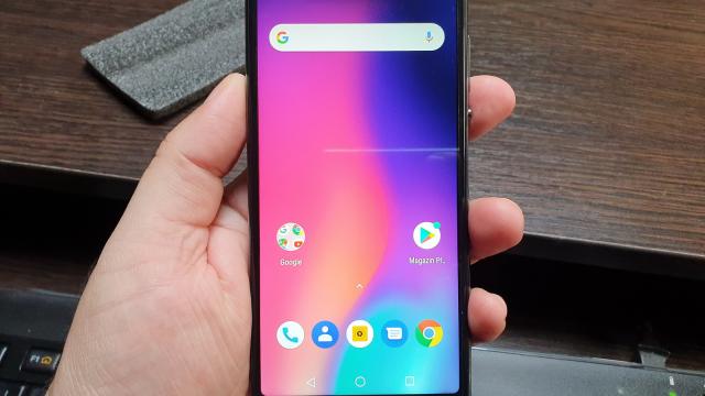 <b>iHunt Alien X Black: OS, UI, aplicaţii - Android 8.1 cu foarte mici modificări</b>Acest telefon iHunt nu se aventurează în apele lui Android Pie, deşi cred că l-ar suporta, având în vedere dotările sale. Terminalul se mulţumeşte cu Android 8.1.0, cu mici modificări cosmetice, la nivel de iconuri.