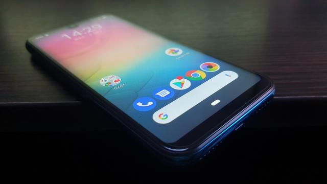 <b>Allview V4 Viper: Baterie modestă la video, mai impresionantă la sarcinile zilnice</b>Allview V4 Viper oferă o baterie rezonabilă pe hârtie, de 2700 mAh, având în vedere diagonala de 5.7 inch. Are şi încărcător de 5V şi 1.5A la pachet. Pe hârtie ni se promit 270 ore de funcţionare în standby şi 800 de minute de convorbiri.