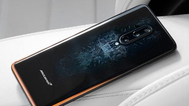 <b>OnePlus 7T Pro McLaren Edition este acum disponibil la vânzare pentru amatorii de telefoane fistichii</b>OnePlus 7T Pro McLaren Edition a fost anunţat pe 10 octombrie, odată cu OnePlus 7T Pro, dar nu avea dată de lansare. Aceasta a fost confirmată fix cu câteva ore înaintea punerii în vânzare a handset-ului ediţie specială. Versiunea McLaren e disponibilă..