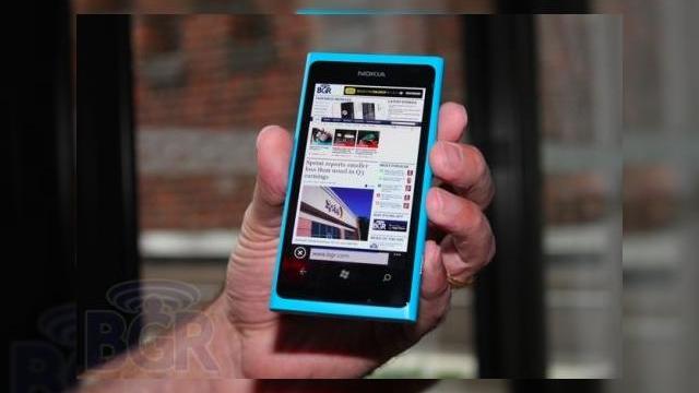 <b>Nokia va vinde milioane de unități Lumia, anunța analiștii Deutsche Bank</b>Noile telefoane Lumia de la Nokia, primele cu Windows Phone au potențialul să aducă acest OS în mainstream, dar pentru asta e nevoie de vânzări serioase. în această privință sunt optimiști analiștii de la Deutsche Bank, care au realizat o...