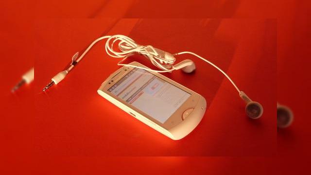 <b>Review Sony Ericsson Live With Walkman - Întoarcerea lui Walkman, dar și coborârea sa către low end (Video)</b>Brandul Walkman are o sonoritate deosebită, mai ales pentru copiii anilor 90, cu playerele cu casete la purtător... și apoi au urmat MP3 playerele cu același nume de la Sony Ericsson și telefoanele din seria Walkman. Pentru o perioadă părea că...