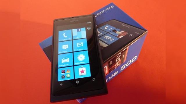 <b>Nokia Lumia 800 Unboxing - scoatem din cutie primul Nokia cu Windows Phone (Video)</b>După primele impresii despre Nokia Lumia 800 ale colegului Emil Dragotă, a venit și rândul meu acum să vă prezint unboxingul acestui prim telefon Nokia cu Windows Phone. Handsetul arata exact ca Nokia N9 și vine într-o cutie albastra împodobită...