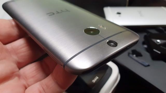 <b>HTC face aluzie la revenirea unui telefon clasic; Iată despre ce model ar putea fi vorba!</b>De vreo câţiva ani marile companii producătoare de telefoane se ancorează tot mai mult în trecut. Nokia a lansat vreo 2-3 telefoane vintage refăcute, iar Motorola tocmai a înviat seria RAZR. La un moment dat se zvonea că şi primul iPhone ar primi o ediţie