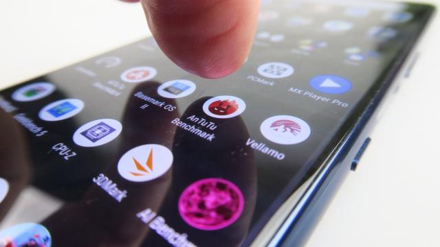 <b>Sony Xperia 5: Benchmark-uri peste aşteptări, având în vedere dotările</b>Sony Xperia 5 are fix acelaşi CPU, RAM şi stocare că Xperia 1, deci ne aşteptăm şi la rezultate similare la benchmark-uri. Pe de altă parte contează şi faptul că avem rezoluţie FHD în loc de 4K. Nu am constatat lag aici, pentru că avem totuşi un procesor 