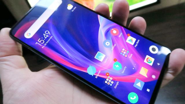 <b>Xiaomi Mi 9T: Display AMOLED luminos, viu colorat, bine calibrat</b>Xiaomi ne arată că nu trebuie să fii ca Apple şi să te zgârceşti când vine vorba de ecrane OLED pe iPhone 11 sau XR, chiar şi când activezi la preţuri mai mici. Am văzut deja un OLED surpriză pe Mi A3, deşi doar HD, iar Xiaomi Mi 9T are fix ce trebuie: un