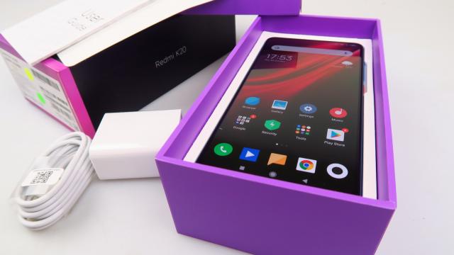 <b>Xiaomi Mi 9T, autonomie baterie peste 90% din flagship-urile din 2019!</b>Xiaomi Mi 9T are o baterie Li-Polymer de 4000 mAh cu încărcare la 18W, deci deja lucrurile sună bine. E genul de telefon promovat ca oferind 2 zile de utilizare lejer şi o să vedeţi că şi livrează pe măsură promisiunii.