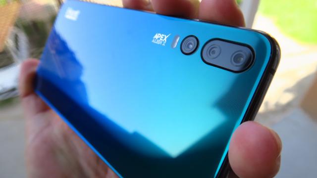 <b>iHunt Alien X ApeX: Hardware midrange ţintind spre high end</b>În 2019 am observat că procesoarele MediaTek au scăpat de stigma de consumatoare mari şi performanţe mici. Lumea a început să ia MediaTek în serios şi la fel şi telefoanele care au acest CPU. iHunt Alien X ApeX are un CPU MediaTek la interior, un Helio P6