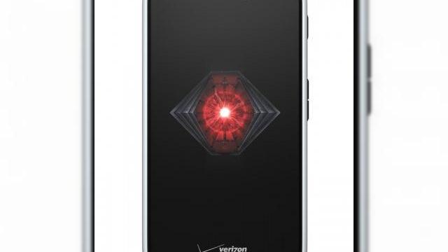 <b>Crăiasa Zăpezii are talia de 7.1 mm: Motorola Droid RAZR acum și În varianta albă</b>Dacă tot suntem în luna decembrie, haide măcar să împodobim telefoanele cu o carcasă "ninsă", ca tot străzile sunt lipsite de zăpadă... In acest moment avem în teste un HTC Sensation XL de culoare albă și tocmai am terminat testele la un...