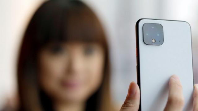 <b>Sute de milioane de utilizatori Android puteau fi filmaţi, fotografiaţi oricând de aplicaţia Camera de pe telefoanele lor; Iată o vulnerabilitate masivă</b>Cei care râdeau în barbă de spionajul Facebook de pe iOS folosind camera trebuie să ştie că au propriile motive de îngrijorare şi pe Android. Acolo e şi mai grav, pentru că aplicaţia nativă Camera ar avea probleme de securitate şi vulnerabilităţi.