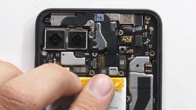 <b>Google Pixel 4 XL este disecat şi are atât de mult plastic că nu îţi mai vine să îl cumperi (Video)</b>Mai ţineţi minte momentul când JerryRigEverything a rupt Google Pixel 4 XL în 4 locuri? Ne-a intrigat pe toţi acea fragilitate, pusă pe seama unei implementări slabe a antenelor sau poate a modulului mare al camerei