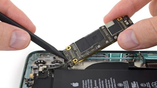 <b>iPhone 12 Pro ar urma să vina cu 6 GB RAM, pentru un multitasking mai eficient</b>După ce a ajuns cu bateriile la aproape 4000 mAh pe generația iPhone din 2019, acum e momentul ca Apple să ne pregătească și un upgrade de RAM în 2020 pe telefoanele sale cu iOS la bord. iPhone 12 Pro ar urmă să vina