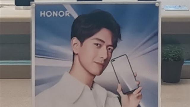 <b>Honor V30 apare într-un magazin, cu prețul de 640 de euro; Aflăm detalii și despre funcţia Matrix Camera</b>Următoarea mare lansare a lunii noiembrie este cea a telefoanelor Honor V30. După o serie de scăpări legate de dotări, acum aflăm și cum vom sta cu prețul.