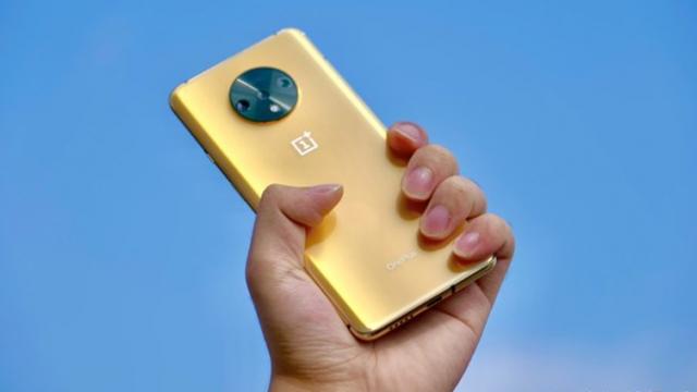 <b>OnePlus 7T trebuia să aibă şi o variantă aurie ca un lingou; O vedem abia acum în imagini</b>Pe final de an sunt aduse in actualitate telefoanele de top prin lansări în noi variante de culoare. O strategie similară a avut-o Samsung cu nuanţa Cardinal Red pentru Galaxy S10 sau Huawei cu abordarea în două