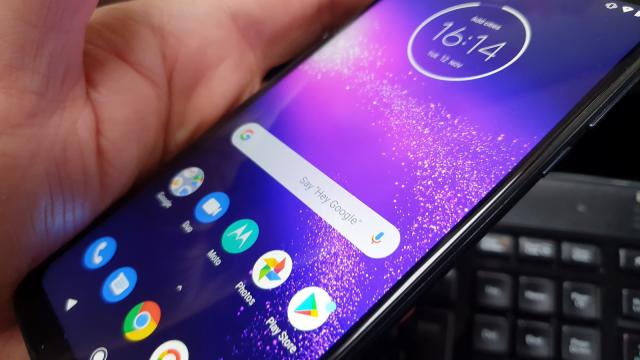 <b>Motorola One Macro: Benchmark-uri apropiate de Xiaomi Mi-uri şi Redmi-uri accesibile</b>Motorola One Macro foloseşte un procesor MediaTek Helio P70, un CPU octa core de 12 nm, alături de 4 GB RAM şi 64 GB stocare. Avem şi slot microSD, iar terminalul nu suferă de lag şi rulează jocuri că PUBG Mobile cu detalii pe mediu. Îl ajută la lipsa..