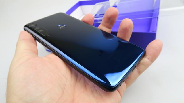 <b>Motorola One Macro: Baterie de 4.000 mAh, cu fiecare miliamper pus la treabă</b>Motorola se poate lăuda că în 2019 e pe primul loc la ceva la Mobilissimo.ro. Şi acum domina topul bateriilor, pentru cea mai rapidă încărcare EVER, cu Motorola Moto G7 Plus. Nici la autonomie nu a stat rău şi continua această abordare şi cu One Macro
