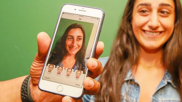 <b>Aplicaţia care te face bătrân, Faceapp este luată la ochi de FBI, pentru risc de spionaj</b>Încă de când s-a popularizat FaceApp, multă lume a început să privească aplicaţia cu suspiciune. Celebra "aplicaţie care te face bătrân" este produsă de ruşi şi se specula de ceva vreme că ar reprezenta un risc de securitate