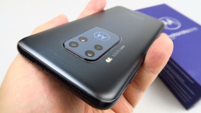 <b>Motorola One Zoom: Hardware de high midrange, în afară de CPU</b>Motorola One Zoom costa în jur de 2000 de lei, ceea ce îl apropie periculos de mult de zona flagship-urilor. În ziua de azi avem şi telefoane super-dotate pe la 2300 sau 2500 de lei. Acest model Motorola are grijă să bifeze câteva cerinţe importante totuş