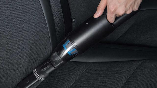<b>Curățarea mașinii tale devine mai ușoară cu aspiratorul Xiaomi CoClean; Costă sub 50 euro și suprinde prin dimensiunile reduse</b>De regulă curățarea interiorului mașinii este destul de dificilă dacă nu ai un aspirator portabil, asta pentru că cele clasice ce se conectează la bricheta mașinii nu au suficientă putere pentru aspirarea prafului