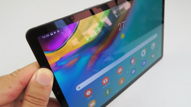 <b>Samsung Galaxy Tab S5e: Benchmark-uri midrange, sub ultimele iPad-uri testate</b>Samsung Galaxy Tab S5e are un procesor Snapdragon 670 şi simt că nu strica să avem un Exynos mai puternic aici, dar ne mulţumim şi cu acest Qualcomm. Avem şi 4 GB RAM, 64 GB stocare şi slot microSD. Nu am avut parte de lag şi sincer nu am simţit vreo..