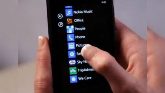 <b>Nokia Lumia 900 apare Într-un clip promoțional Windows Phone?! Mâini mici pe lângă Lumia 800 sau un Lumia 800 mai mare?</b>A fost o lună plină de scăpări pentru Nokia și Microsoft, care ne-au oferit șansa să îl vedem pe Nokia Lumia 900 în tot felul de ipostaze. Cea mai recentă este cea din clipul de mai jos, unde se speculează că domnișoara ar ține în mână un...
