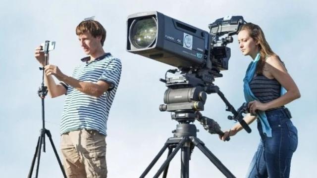 <b>iPhone 11 Pro se duelează cu o super cameră de televiziune de 250.000 de dolari; Iată rezultatul (Video)</b>Dacă iPhone 11 Pro a fost scos din joc rapid la testul foto comparativ realizat de Marques Brownlee recent, ei bine acum avem un test şi mai... trăznit. De această dată iPhone 11 Pro se duelează cu o cameră de televiziune