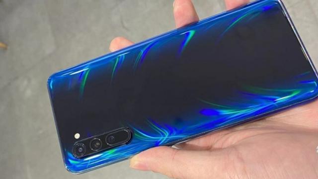 <b>Oppo Reno 3 va avea ecran cu decupaj picătură și procesor MediaTek 5G; Vedem fotografii hands-on</b>Pe finalul acestui an lansările de noi smartphone-uri continuă, iar pe data de 26 decembrie avem notat în calendar debutul lui Oppo Reno 3 și a variantei sale Pro. În articolul de față ne axăm asupra modelului standard
