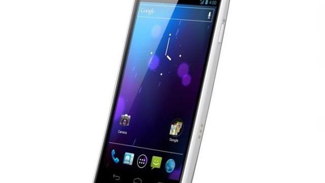 <b>Samsung Galaxy Nexus disponibil și pe alb, urmează direcția lui Galaxy S II</b>Telefoanele albe au început să prindă tot mai bine în ultima vreme și sunt sigur că posesorii lui Galaxy Nexus, mai ales doamnele se vor simți invidioase atunci când va apărea și modelul pe alb. Da, ați auzit bine, vom avea și un Samsung...