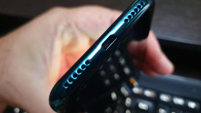 <b>Allview V4 Viper: Acustica aduce surprize plăcute</b>Allview V4 Viper adopta reţeta clasică: difuzor singular jos, în partea dreaptă. Bine pus cât să nu îl acoperi cu mânuţele lacome de divertisment. Grila din stânga e decorativă, doar de simetrie, ca să ştii.