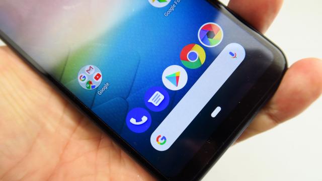 <b>Allview V4 Viper: OS, UI, aplicaţii cu Pie în frunte</b>Allview V4 Viper e poziţionat cu o clasă peste telefoanele Android Go, deci fentează aplicaţiile "Liţe", având 2 GB RAM. Terminalul rulează Android 9.0 Pie cu ceva modificări cosmetice. Păstrează homescreen-ul Google din stânga, cu toate ştirile şi..