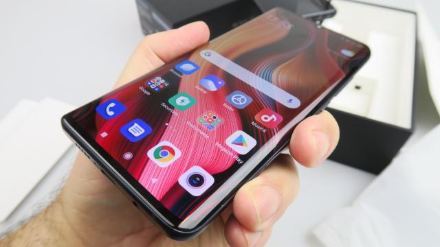 Xiaomi Mi Note 10: Design familiar, camera protuberantă, sticlă şi metal bine închegate