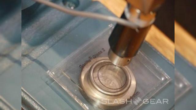 <b>CES 2012: Corning Gorilla Glass 2 - cu 20% mai subțire și mai rezistent la socuri (Video)</b>Printre expozanții de la CES 2012 se numără și Corning, compania care a asigurat tăria display-urilor pe numeroase tablete și telefoane în 2011. Acum ei vine cu un nou produs și anume generația a doua a lui Gorilla Glass, care oferă câteva...