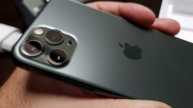 <b>Apple iPhone 11 Pro Unboxing: singurul iPhone din 2019 pe care l-aş cumpăra, cel mai comod (Video)</b>Nu m-am ascuns încă din prima clipă când s-a lansat seria iPhone 11 că nu îmi place designul camerei sale. Mai ales pe iPhone 11 Pro şi Pro Max lentilele uriaşe mă deranjează vizual. Totuşi, dacă ar fi să aleg să cumpăr