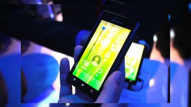 <b>CES 2012: Hands on cu Lenovo K800, primul smartphone Android cu procesor Intel (Video)</b>Vedetele acestui mijloc de săptămână la CES 2012 au fost Intel și Lenovo, care au prezentat primele prototipuri de telefoane și tablete Android cu procesoare Intel din familia Atom. Handsetul care dă startul acestui trend este Lenovo K800, pe care...